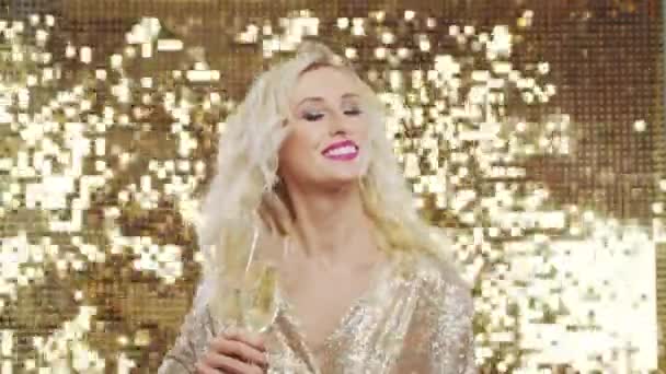 Молодая Красивая Счастливая Девушка Светлыми Волосами Блестящем Платье Танцует Золотом — стоковое видео