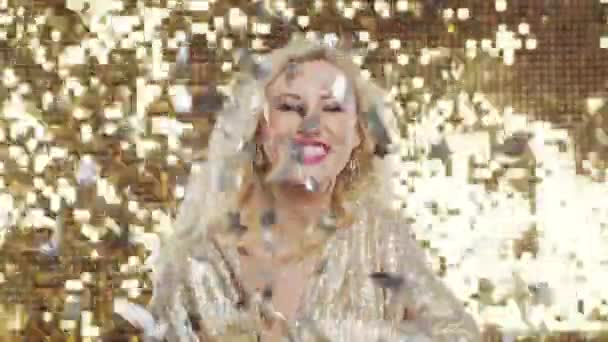 Молода Красива Щаслива Дівчина Світлим Волоссям Блискучій Сукні Танцює Золотому — стокове відео