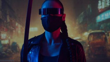 Maskeli ve katanalı siber-punk ninja kız. Şehir merkezindeki Asya şehrinin arka planında güzel bir kadın samuray..