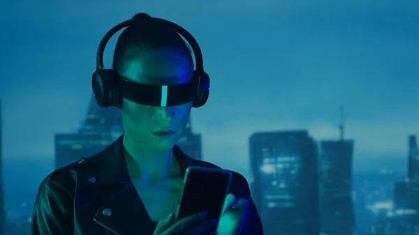 Retrato Chica Cyberpunk Con Smartphone Gafas Auriculares Hermosa Joven Fondo — Foto de Stock