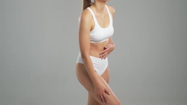 Mulher Loira Jovem Forma Bonita Maiô Branco Posando Sobre Fundo — Vídeo de Stock