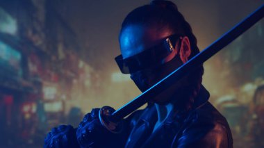 Maskeli ve katanalı siber-punk ninja kız. Şehir merkezindeki Asya şehrinin arka planında güzel bir kadın samuray..