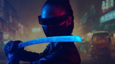 Maskeli ve katanalı siber-punk ninja kız. Şehir merkezindeki Asya şehrinin arka planında güzel bir kadın samuray..