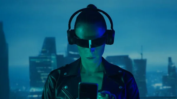 Retrato Menina Cyberpunk Com Smartphone Óculos Fones Ouvido Mulher Bonita — Fotografia de Stock
