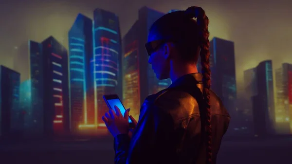 Portré Cyberpunk Lányról Gyönyörű Fiatal Városi Felhőkarcolók Hátterében Futurisztikus Koncepció — Stock Fotó