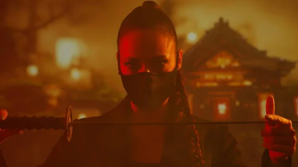 Maskeli Katanalı Genç Güzel Bir Ninja Kız Geleneksel Bir Japon — Stok fotoğraf