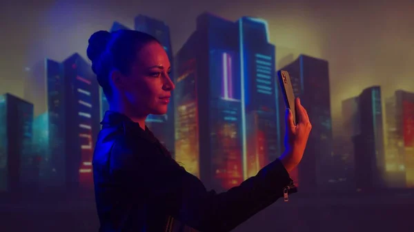 Portré Cyberpunk Lányról Gyönyörű Fiatal Városi Felhőkarcolók Hátterében Futurisztikus Koncepció — Stock Fotó