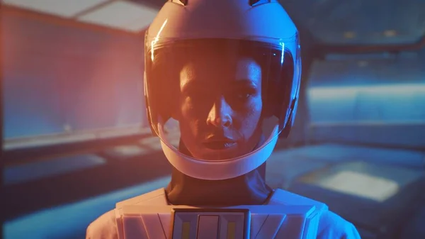 軌道上の宇宙服の女性宇宙飛行士 若い女性宇宙飛行士が宇宙船を操縦する 銀河旅行と科学の概念 — ストック写真