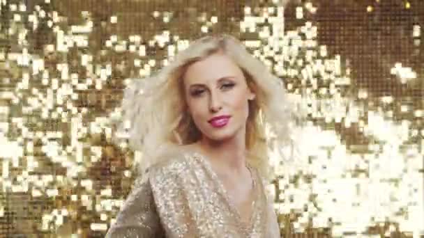 Молода Красива Щаслива Дівчина Світлим Волоссям Блискучій Сукні Танцює Золотому — стокове відео