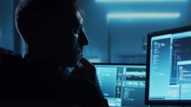 Kapüşonlu Bilgisayar Korsanı. Karanlık Surat. Hacker saldırısı, Virüs bulaşmış yazılım, Dark Web ve Siber Güvenlik kavramı.