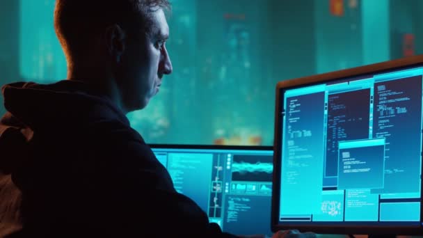 パーカーのコンピュータハッカー 暗い顔をしている ハッカー攻撃 ウイルス感染ソフトウェア ダークウェブ サイバーセキュリティの概念 — ストック動画