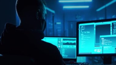 Kapüşonlu Bilgisayar Korsanı. Karanlık Surat. Hacker saldırısı, Virüs bulaşmış yazılım, Dark Web ve Siber Güvenlik kavramı.