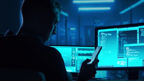 Hacker Computer Con Cappuccio Faccia Oscura Oscura Concetto Attacco Hacker — Video Stock