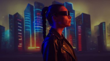 Siber punk kızı portresi. Şehir tırpanlarının arka planında güzel bir genç kadın. Gelecekçi kavram.