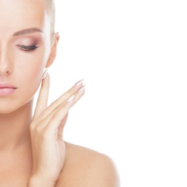 Beyaz tenli, güzel, taze, sağlıklı ve şehvetli bir kızın portresi. Güzellik konsepti.