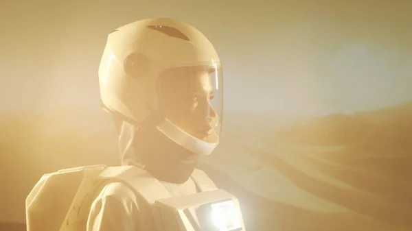 Kvinna Astronaut Rymddräkt Utforskar Annan Planet Ung Kosmonaut Rymddräkt Mars — Stockfoto