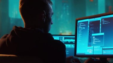 Kapüşonlu Bilgisayar Korsanı. Karanlık Surat. Hacker saldırısı, Virüs bulaşmış yazılım, Dark Web ve Siber Güvenlik kavramı.
