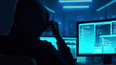 Kapüşonlu Bilgisayar Korsanı. Karanlık Surat. Hacker saldırısı, Virüs bulaşmış yazılım, Dark Web ve Siber Güvenlik kavramı.