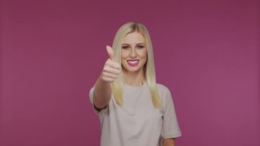 Stüdyodaki güzel sarışın kız. Mavi arka planda sevimli ve duygusal bir kızın portresi.