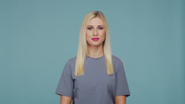 Stüdyodaki Güzel Sarışın Kız Mavi Arka Planda Sevimli Duygusal Bir — Stok video