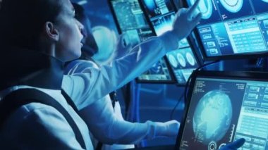 Yörünge istasyonunda uzay giysileri içinde bir astronot ekibi. Uzay gemisine pilotluk eden bir kozmonot mürettebatı. Uzayda kadın ve erkek. Galaktik seyahat ve bilim konsepti.