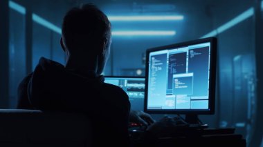 Kapüşonlu Bilgisayar Korsanı. Karanlık Surat. Hacker Attack, Virüs bulaşmış yazılım, Dark Web ve Siber Güvenlik Konsepti.