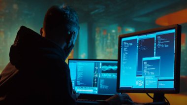 Kapüşonlu Bilgisayar Korsanı. Karanlık Surat. Hacker Attack, Virüs bulaşmış yazılım, Dark Web ve Siber Güvenlik Konsepti.