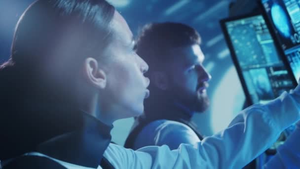 Tým Astronautů Skafandrech Palubě Orbitální Stanice Posádka Kosmonautů Pilotujících Vesmírnou — Stock video