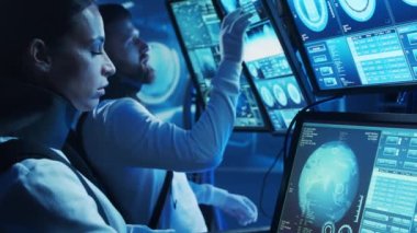 Yörünge istasyonunda uzay giysileri içinde bir astronot ekibi. Uzay gemisine pilotluk eden bir kozmonot mürettebatı. Uzayda kadın ve erkek. Galaktik seyahat ve bilim konsepti.