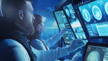 Yörünge istasyonunda uzay giysileri içinde bir astronot ekibi. Uzay gemisine pilotluk eden bir kozmonot mürettebatı. Uzayda kadın ve erkek. Galaktik seyahat ve bilim konsepti.