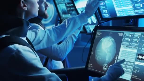 Zespół Astronautów Skafandrach Kosmicznych Pokładzie Stacji Orbitalnej Załoga Kosmonautów Pilotujących — Wideo stockowe