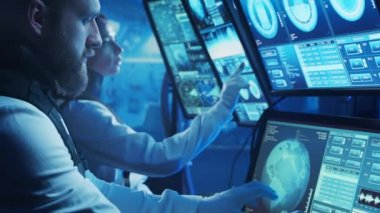 Yörünge istasyonunda uzay giysileri içinde bir astronot ekibi. Uzay gemisine pilotluk eden bir kozmonot mürettebatı. Uzayda kadın ve erkek. Galaktik seyahat ve bilim konsepti.