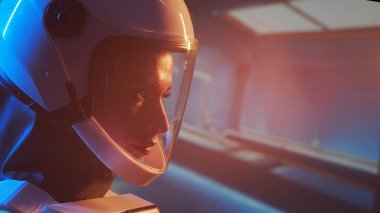 Yörünge istasyonunda uzay giysisi giymiş bir kadın astronot. Genç bir dişi kozmonot bir uzay gemisine pilotluk yapıyor. Galaktik seyahat ve bilim konsepti.