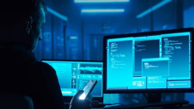 Kapüşonlu Bilgisayar Korsanı. Karanlık Surat. Hacker Attack, Virüs bulaşmış yazılım, Dark Web ve Siber Güvenlik Konsepti.