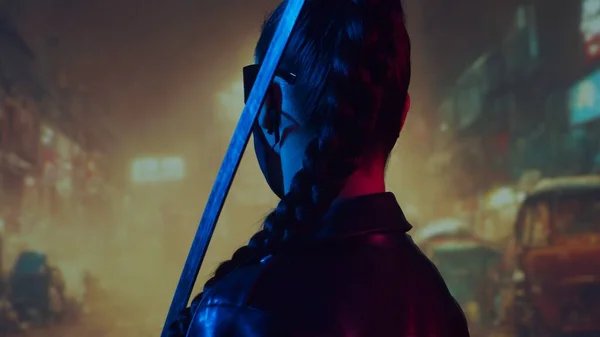 网络朋克忍者女孩带着面具和卡特里娜 亚洲城市商业街背景下美丽的女武士 — 图库照片