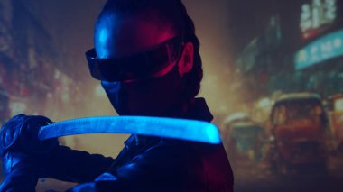 Maskeli ve katanalı siber-punk ninja kız. Şehir merkezindeki Asya şehrinin arka planında güzel bir kadın samuray..