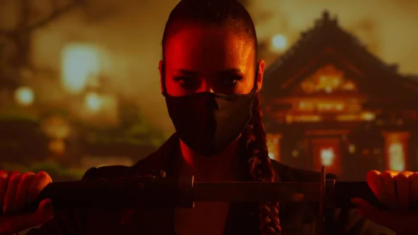 面と刀で若く美しい忍者の女の子 日本の伝統的な寺院を背景にしたサムライ女性 — ストック写真