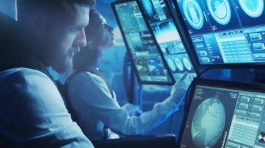 Yörünge istasyonunda uzay giysileri içinde bir astronot ekibi. Uzay gemisine pilotluk eden bir kozmonot mürettebatı. Uzayda kadın ve erkek. Galaktik seyahat ve bilim konsepti.