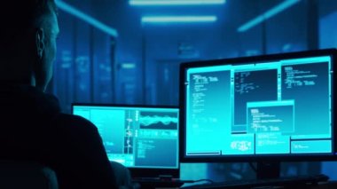 Kapüşonlu Bilgisayar Korsanı. Karanlık Surat. Hacker saldırısı, Virüs bulaşmış yazılım, Dark Web ve Siber Güvenlik kavramı.