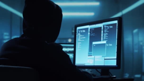Kapüşonlu Bilgisayar Korsanı Karanlık Surat Hacker Saldırısı Virüs Bulaşmış Yazılım — Stok video