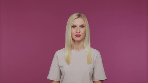 Mladá Krásná Blondýnka Studiu Portrét Roztomilé Emocionální Dívky Modrém Pozadí — Stock video
