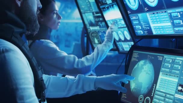 一队宇航员穿着宇航服登上了轨道站 一队宇航员驾驶着宇宙飞船 男人和女人在太空 银河旅行和科学的概念 — 图库视频影像