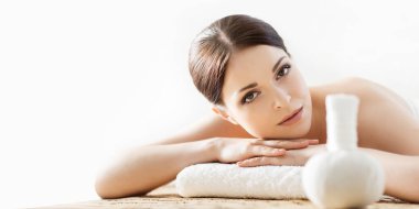 Güzel ve sağlıklı esmer kadın spa salonunda masaj yaptırıyor. Spa, sağlık ve iyileştirme konsepti.