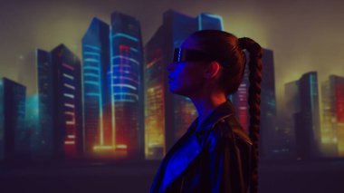 Siber punk kızı portresi. Şehir tırpanlarının arka planında güzel bir genç kadın. Gelecekçi kavram.