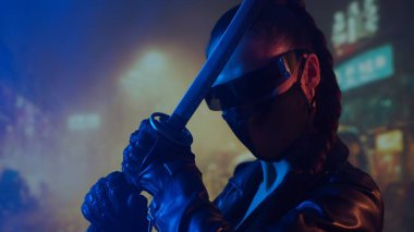 Maskeli ve katanalı siber-punk ninja kız. Şehir merkezindeki Asya şehrinin arka planında güzel bir kadın samuray..