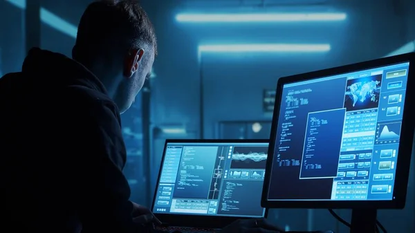 Kapüşonlu Bilgisayar Korsanı Karanlık Surat Hacker Attack Virüs Bulaşmış Yazılım — Stok fotoğraf