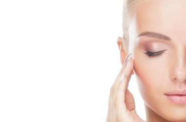 Genç, çekici ve sağlıklı bir kadının güzel portresi. Doğal kadın yüzü. Güzellik konsepti.