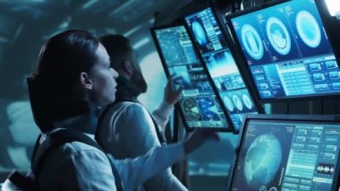 Yörünge istasyonunda uzay giysileri içinde bir astronot ekibi. Uzay gemisine pilotluk eden bir kozmonot mürettebatı. Uzayda kadın ve erkek. Galaktik seyahat ve bilim konsepti.