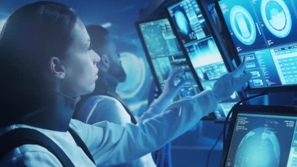 Tim Astronot Dalam Pakaian Ruang Angkasa Kapal Stasiun Orbital Sekelompok — Stok Video