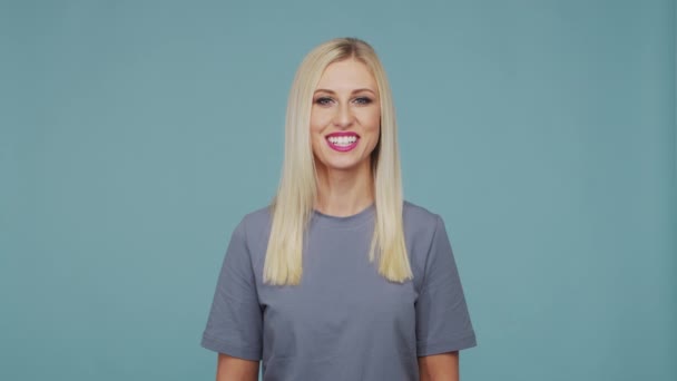Ung Vacker Blond Flicka Studion Porträtt Söt Och Känslomässig Flicka — Stockvideo